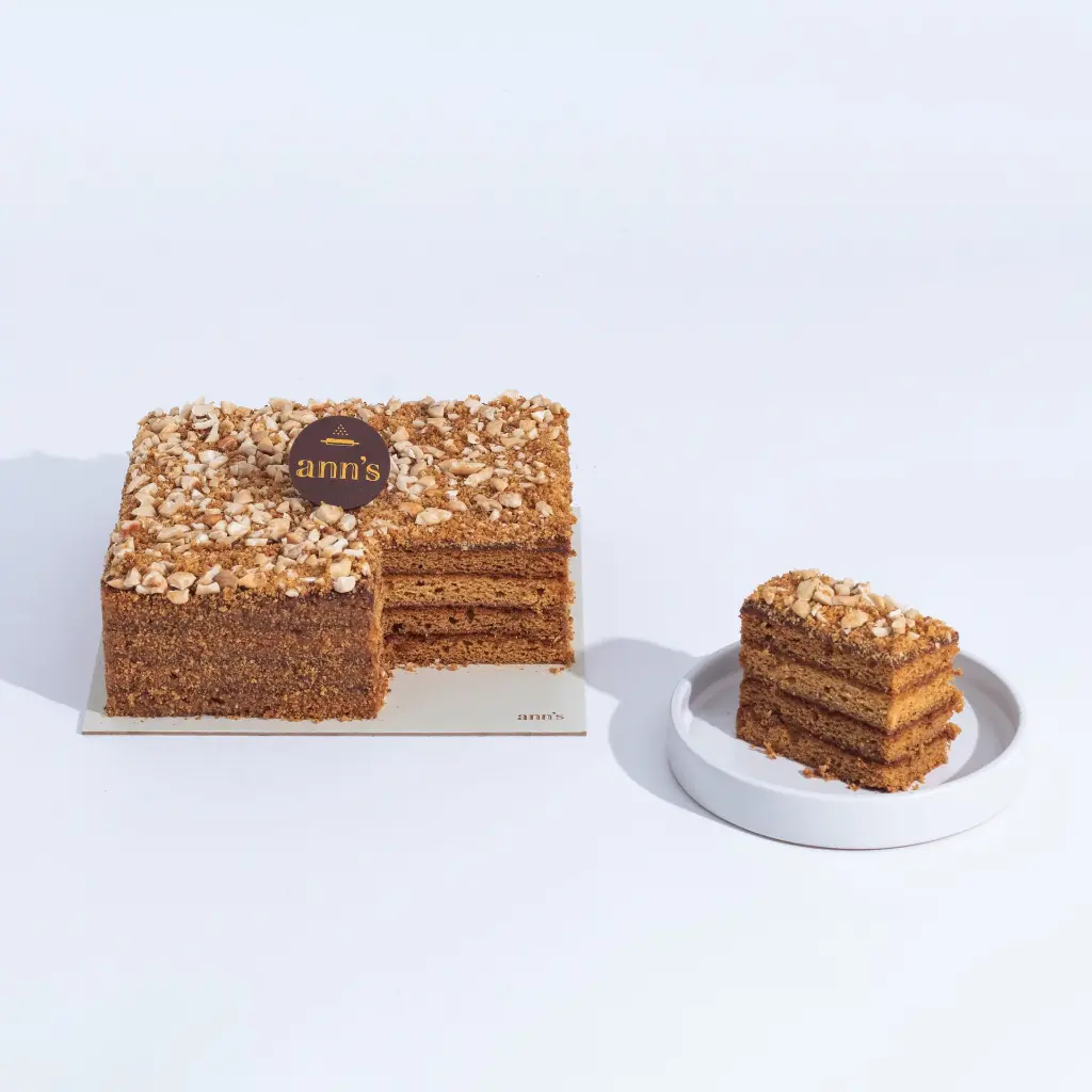 Lebaran Background Putih_2026-Honey Cake Madu Uray Whole+slice.webp