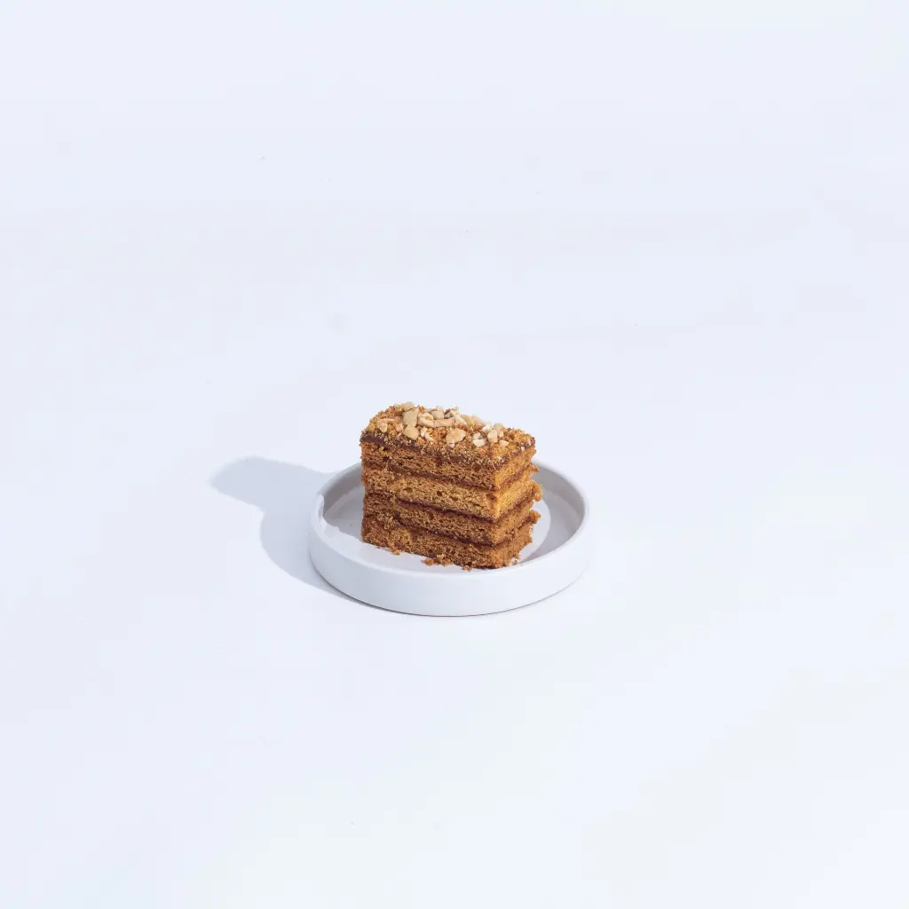 Lebaran Background Putih_2026-Honey Cake Madu Uray slice.webp